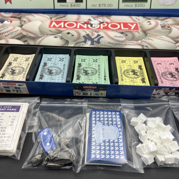 Monopoly: New York Yankees Collector's Edition (2001 Hasbro) - Picture 3 of 13